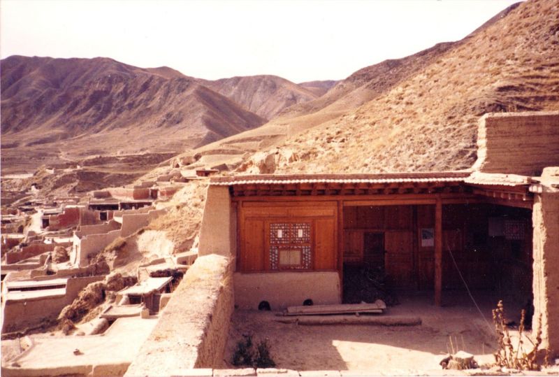 File:Gonpo Tseten Rinpoche residence in monastery in Amdo.jpg