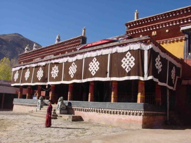 File:Nechung in Lhasa.jpg