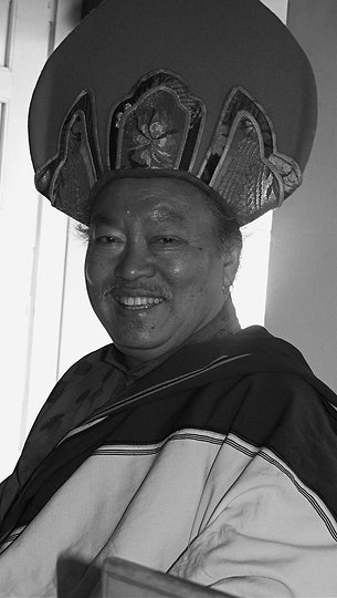 File:Lopön Ogyan Tanzin Rinpoche.jpeg